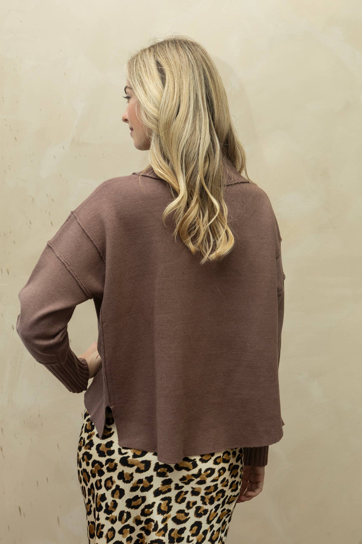 SA00121T - Soft Overlock Mock Neck Sweater: MOCHA / S/M