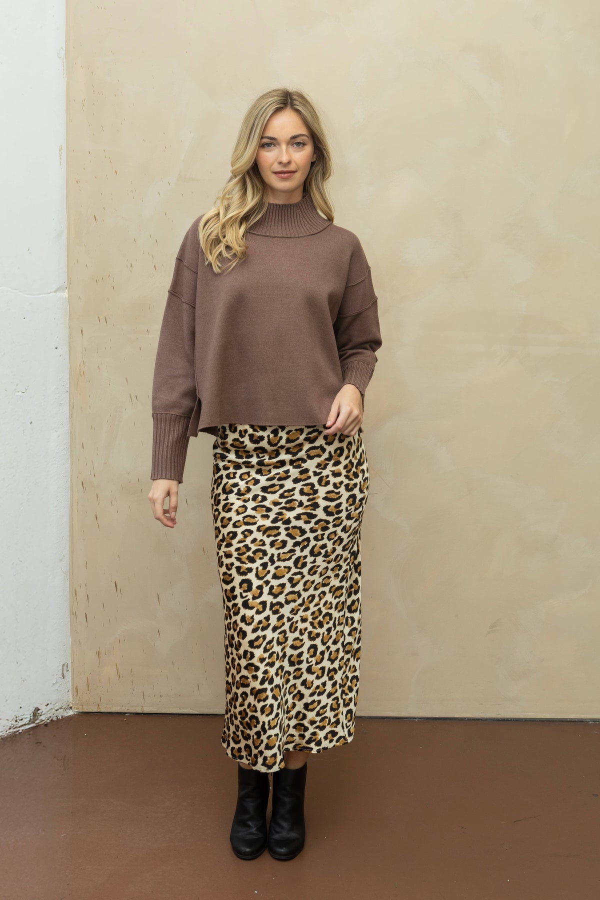 SA00121T - Soft Overlock Mock Neck Sweater: MOCHA / S/M